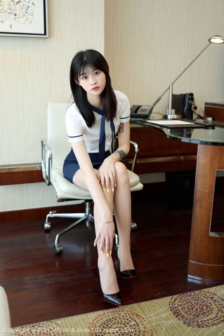 新人模特77qiqi校园风格学生装丝袜系列首套写真