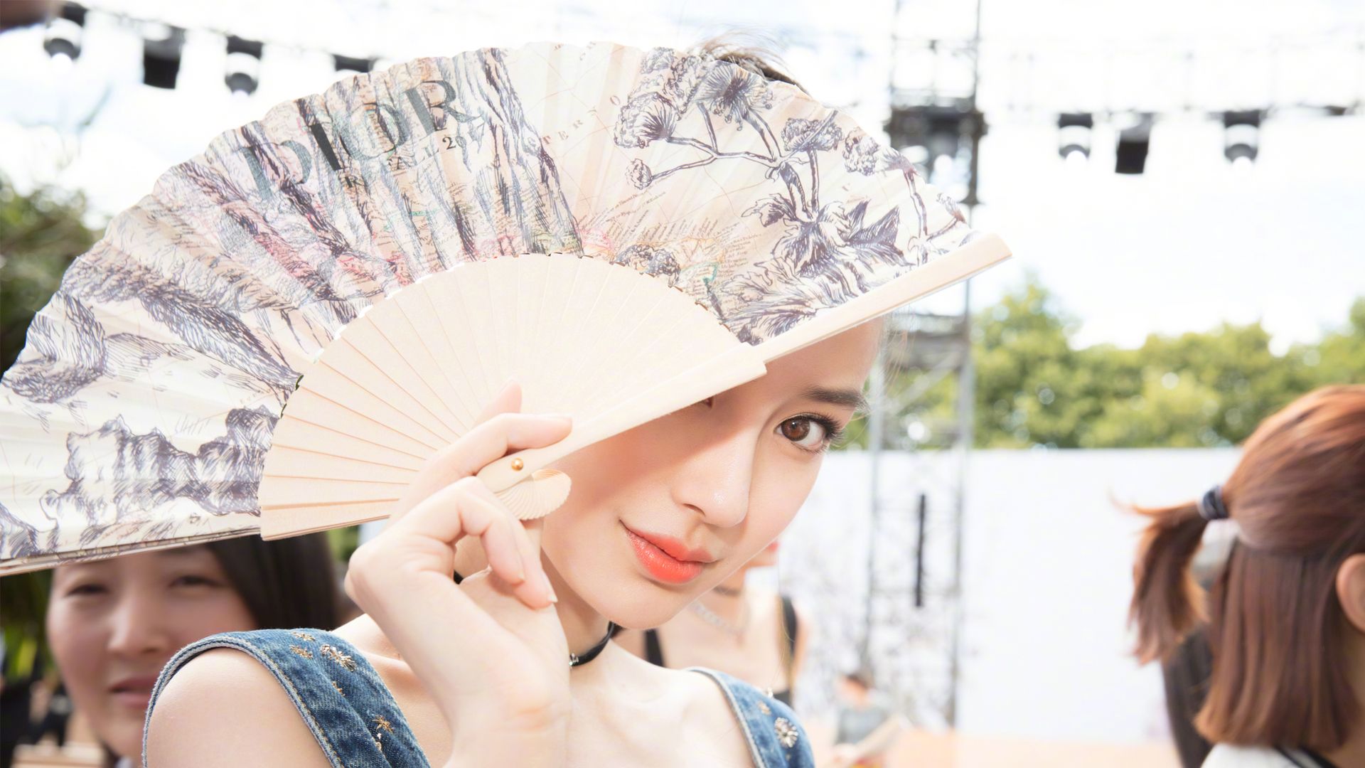 影视女演员Angelababy时尚服饰高清桌面壁纸