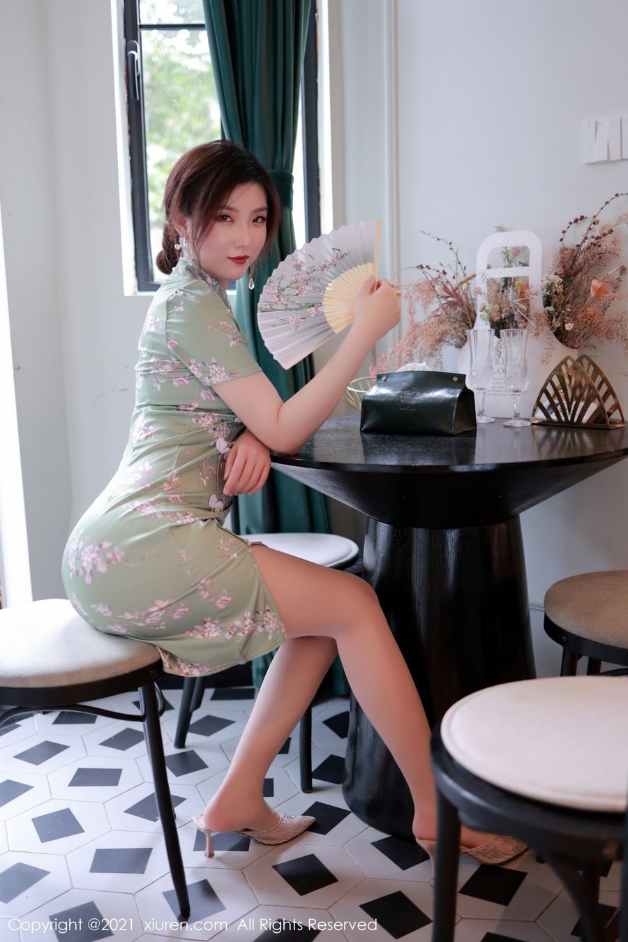 美女模特刘艾琳Allen古典旗袍现代丝袜系列性感写真