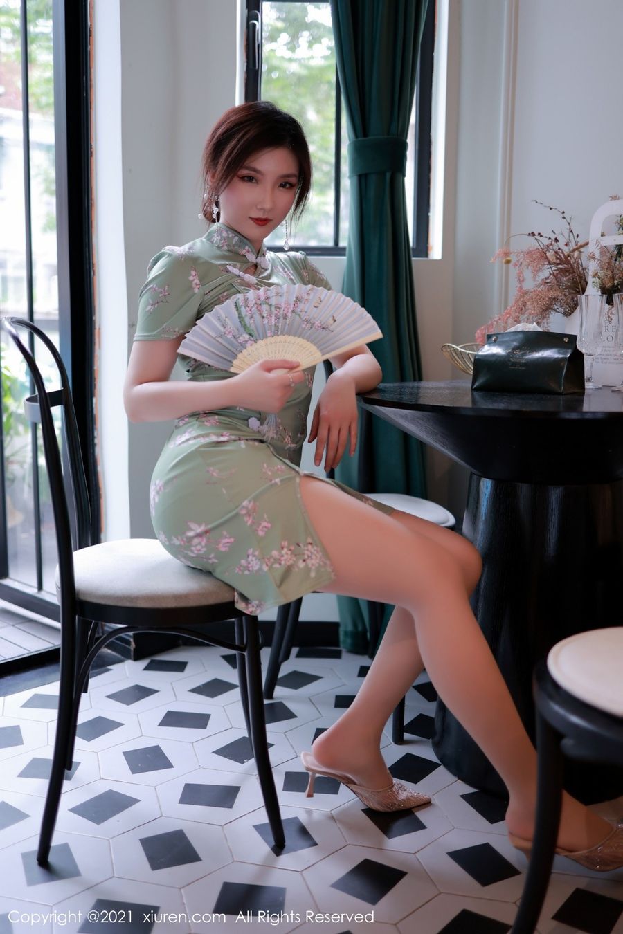 美女模特刘艾琳Allen古典旗袍现代丝袜系列性感写真