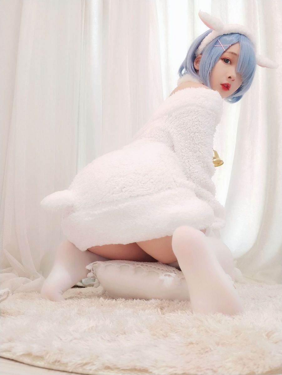 萌妹子古川kagura白色丝袜+绒毛服饰COS蕾姆主题美图