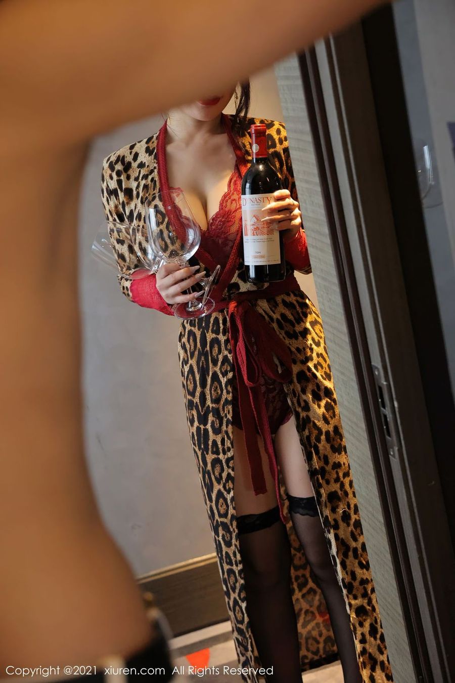 美女模特美七Mia黑丝美腿豹纹服饰红酒主题性感写真