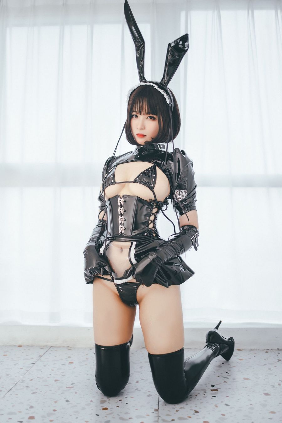 网络美女轩萧学姐黑色皮质服饰三点式内衣兔女郎装扮写真