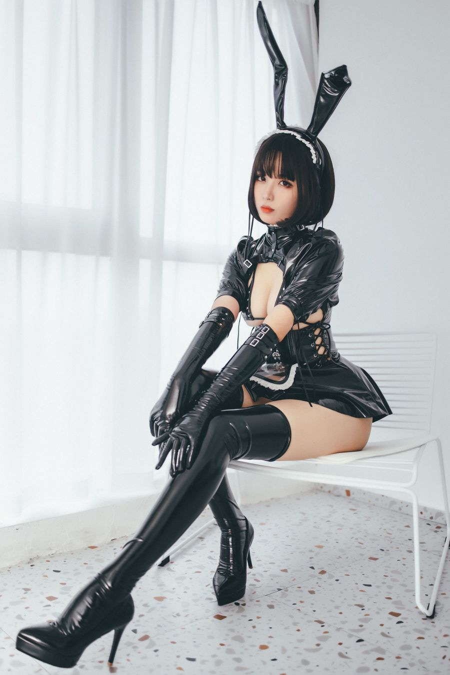 网络美女轩萧学姐黑色皮质服饰三点式内衣兔女郎装扮写真