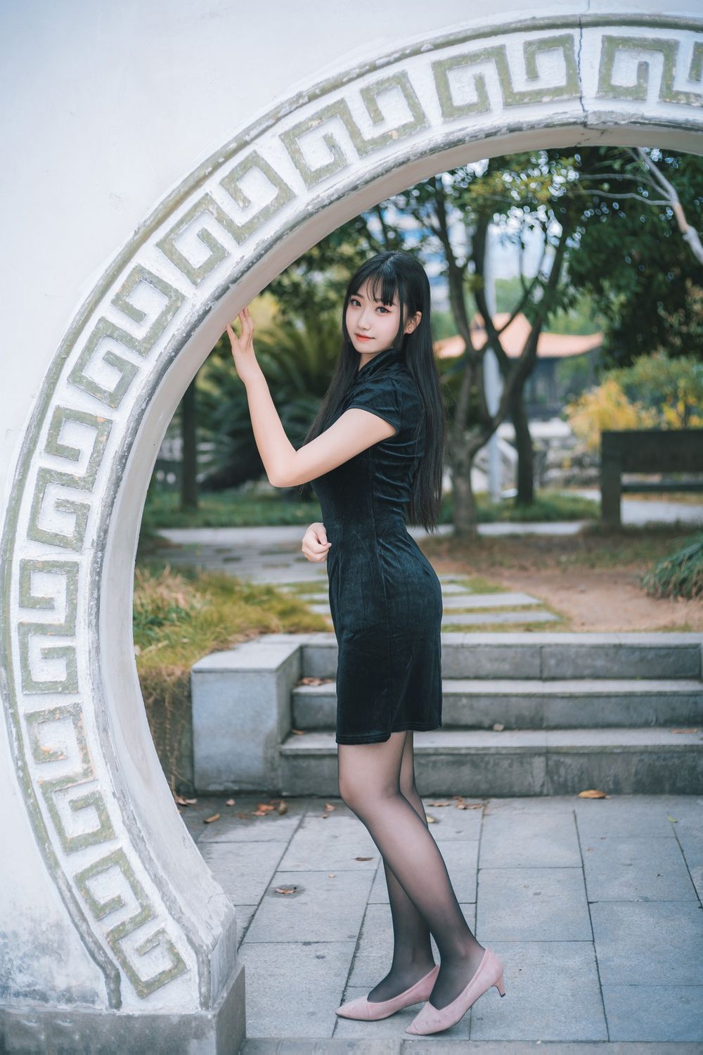 清纯美少女黑丝美腿+黑色旗袍系列户外公园写真