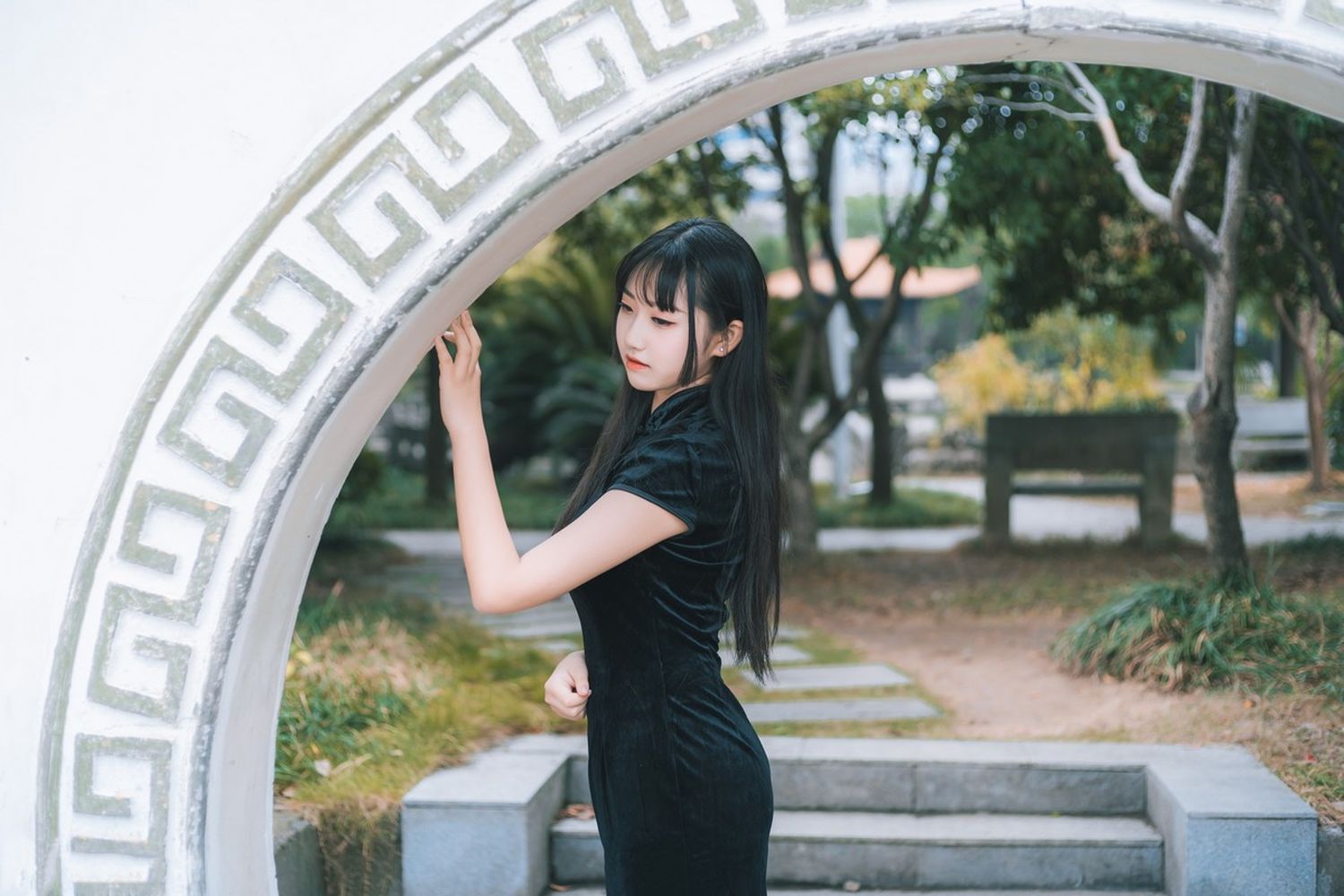 清纯美少女黑丝美腿+黑色旗袍系列户外公园写真