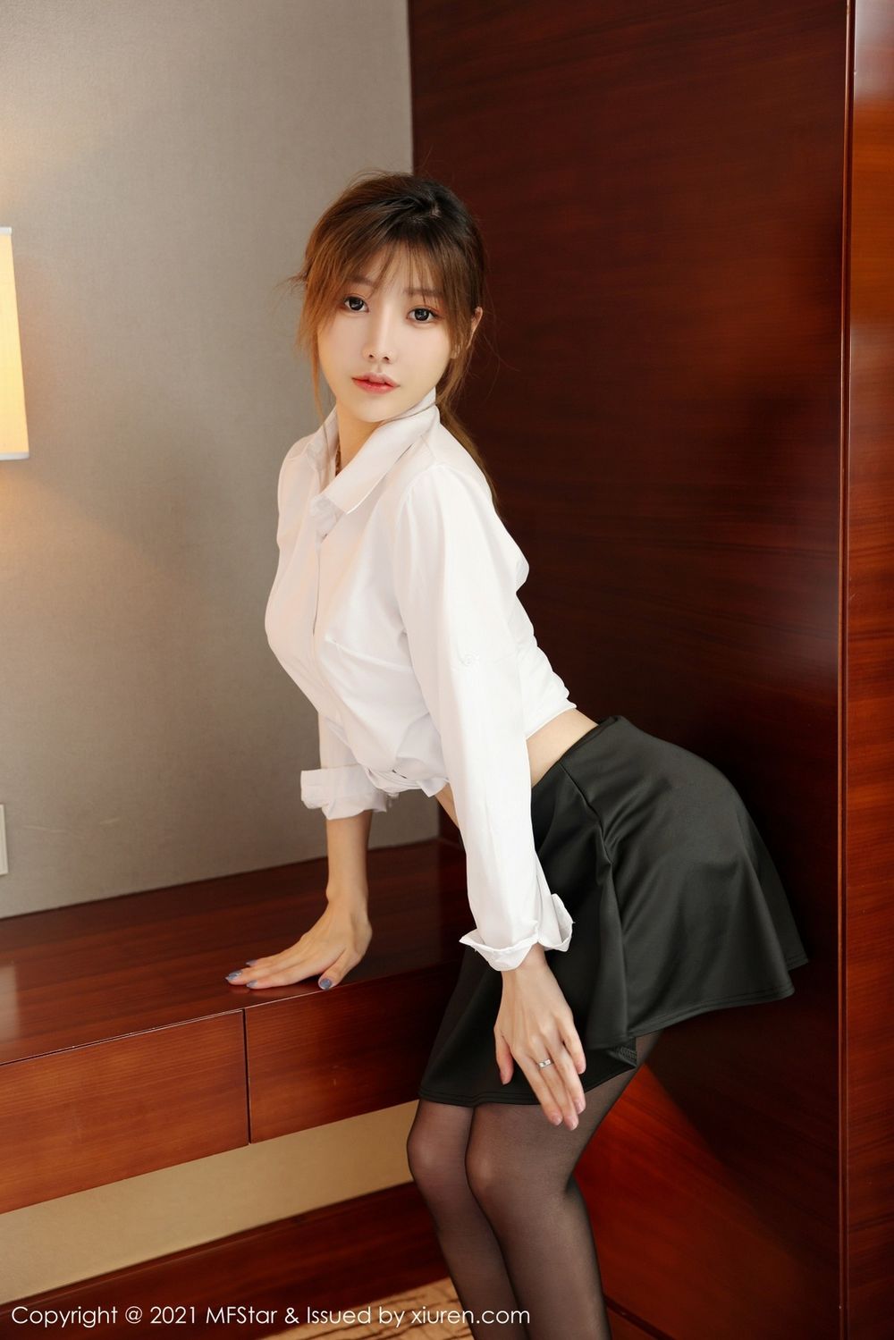 新人模特李颖煊baby白衬衫黑丝美腿OL系列首套写真