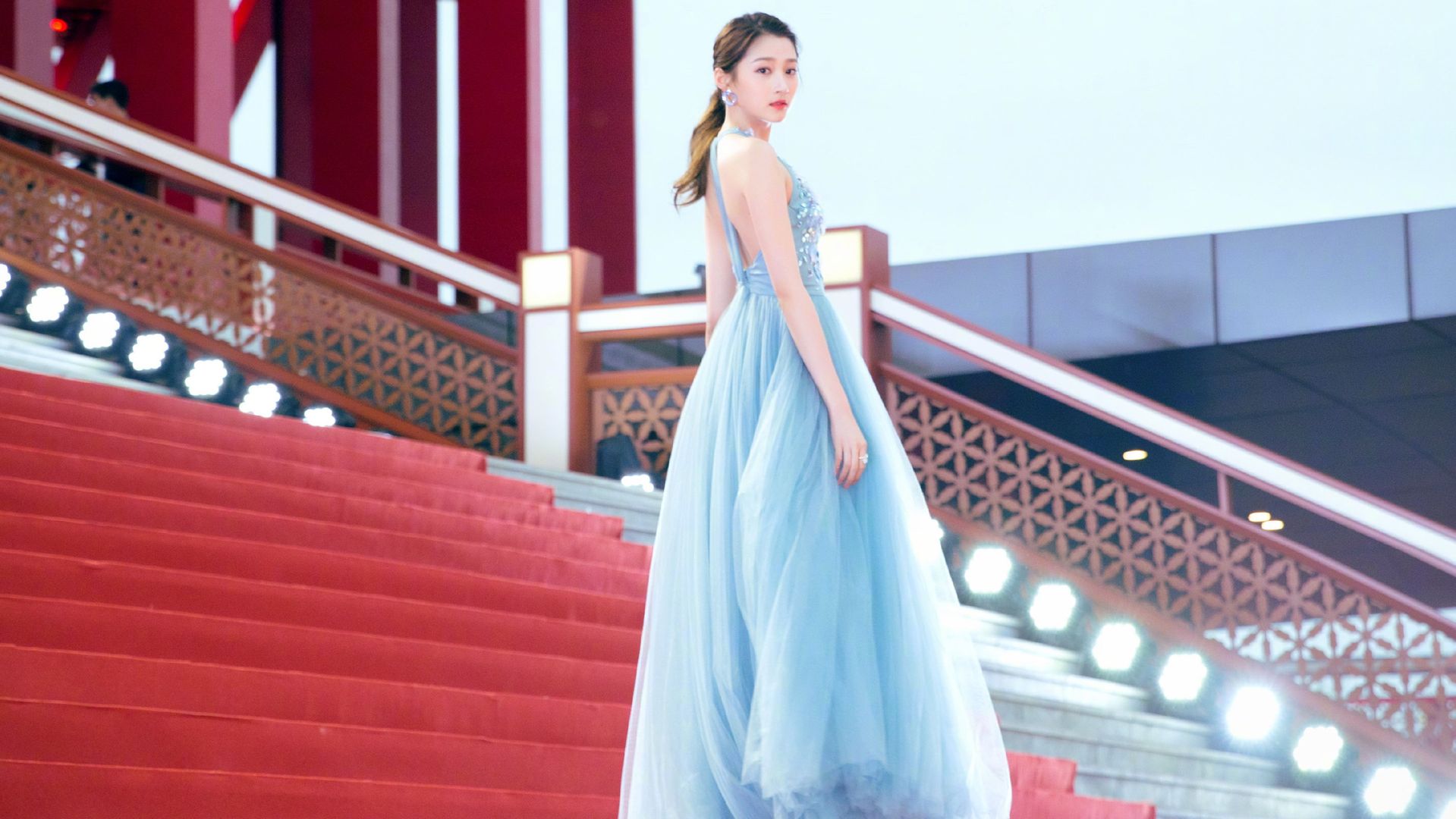 关晓彤穿蓝色纱裙亮相北京国际电影节桌面壁纸