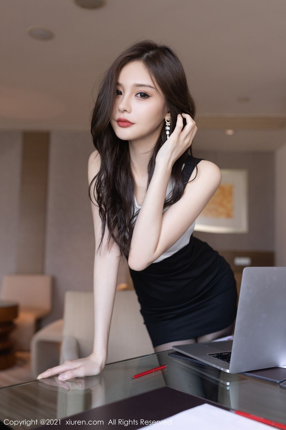 美女模特小夕juju会议室黑丝美腿职业OL系列性感写真
