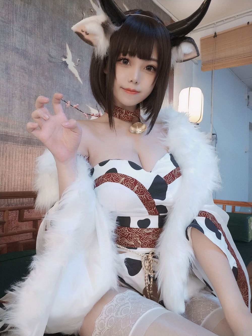 人气博主蜜汁猫裘白色蕾丝袜低胸服饰奶牛主题私房写真