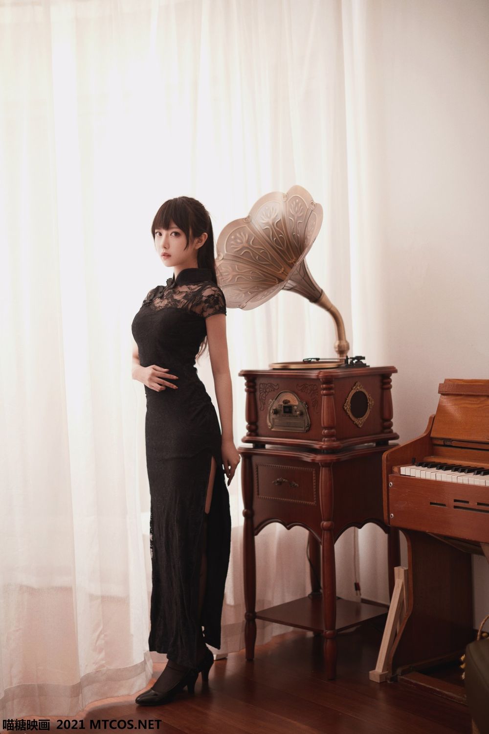 齐刘海美少女黑丝网袜黑色旗袍完美身材迷人写真