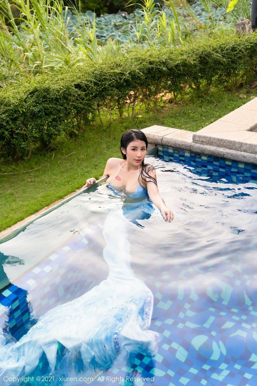 美女模特美七Mia美人鱼服饰泳池湿身淋漓三亚旅拍