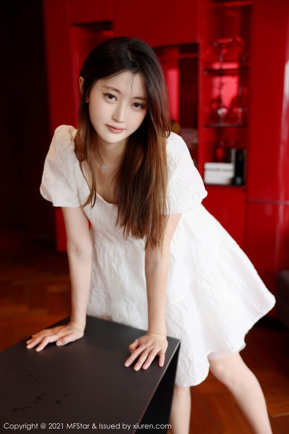 新人模特苏西-susie洁白连衣裙与丝袜美腿系列写真