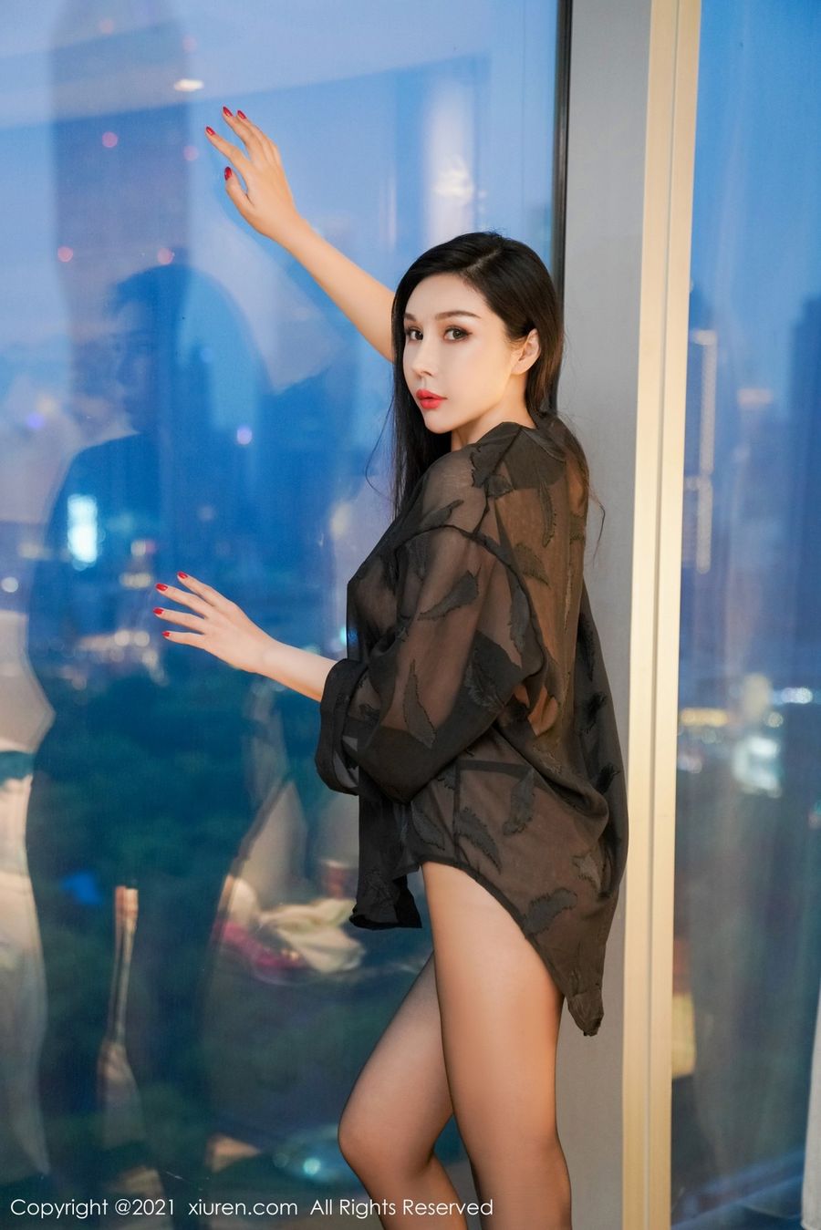 美女模特田冰冰黑色衬衫黑丝美腿妖娆身姿性感写真