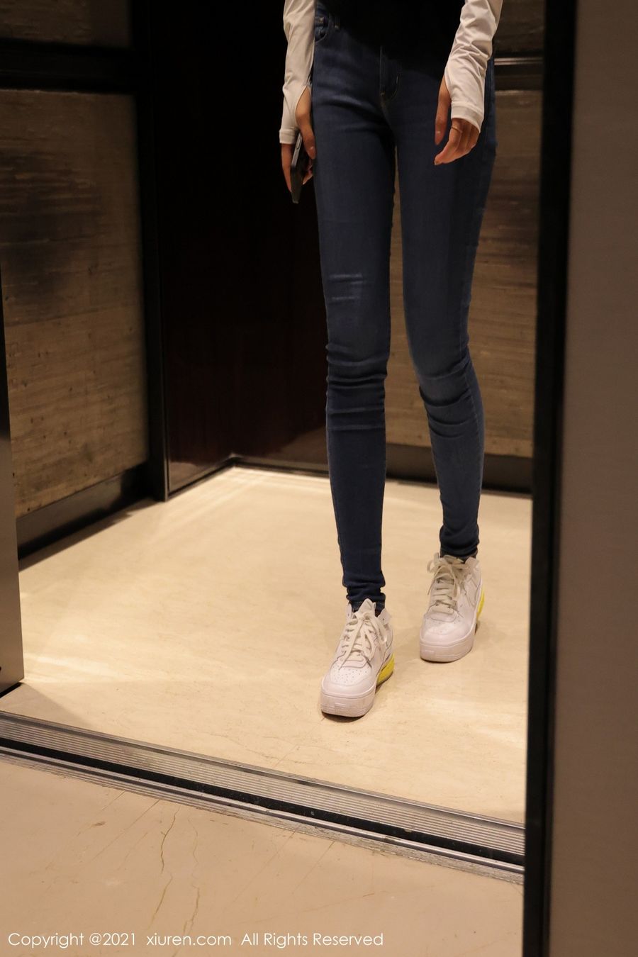 新人模特蓝莓FY高挑身材率直牛仔裤黑丝美腿系列写真