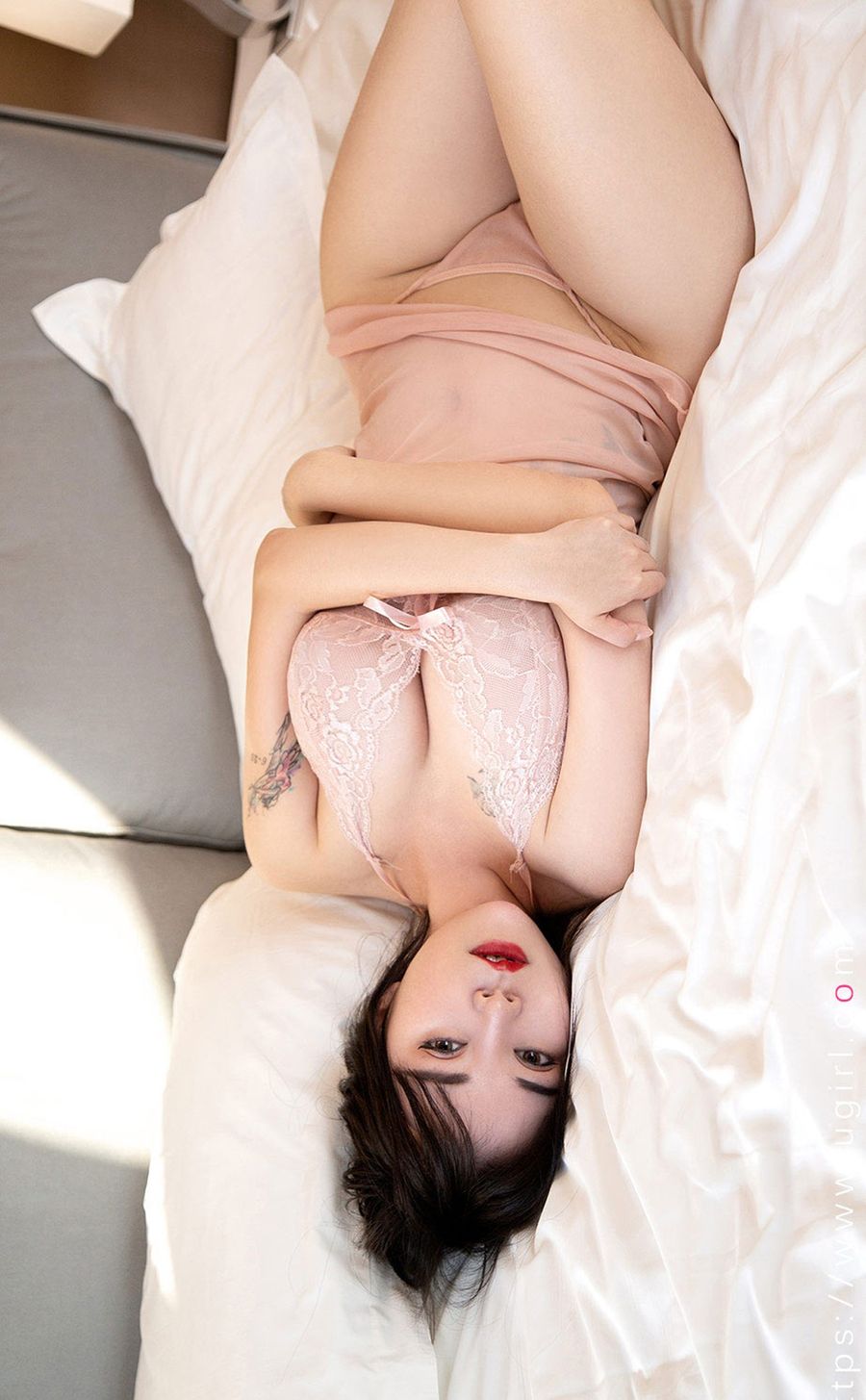 美女模特艾优蜜VV红唇惹火半透蕾丝睡衣系列性感写真