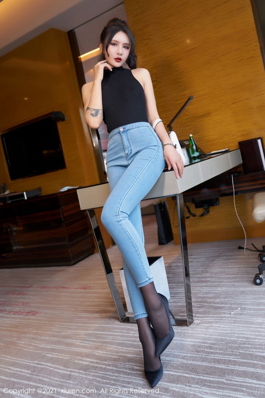 美女模特Emily尹菲直率动人牛仔裤黑丝系列云南旅拍