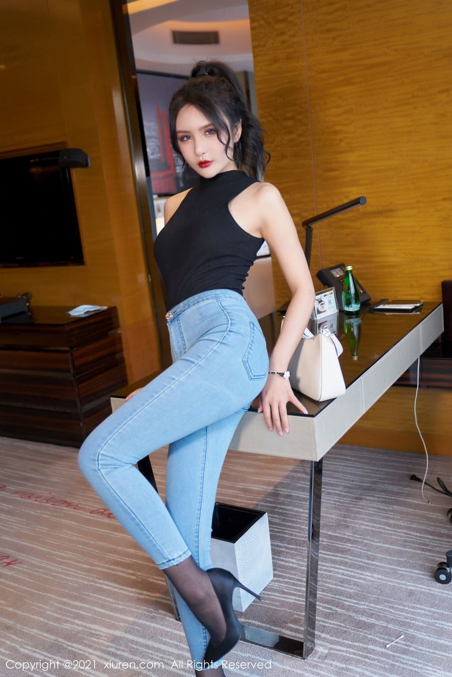 美女模特Emily尹菲直率动人牛仔裤黑丝系列云南旅拍