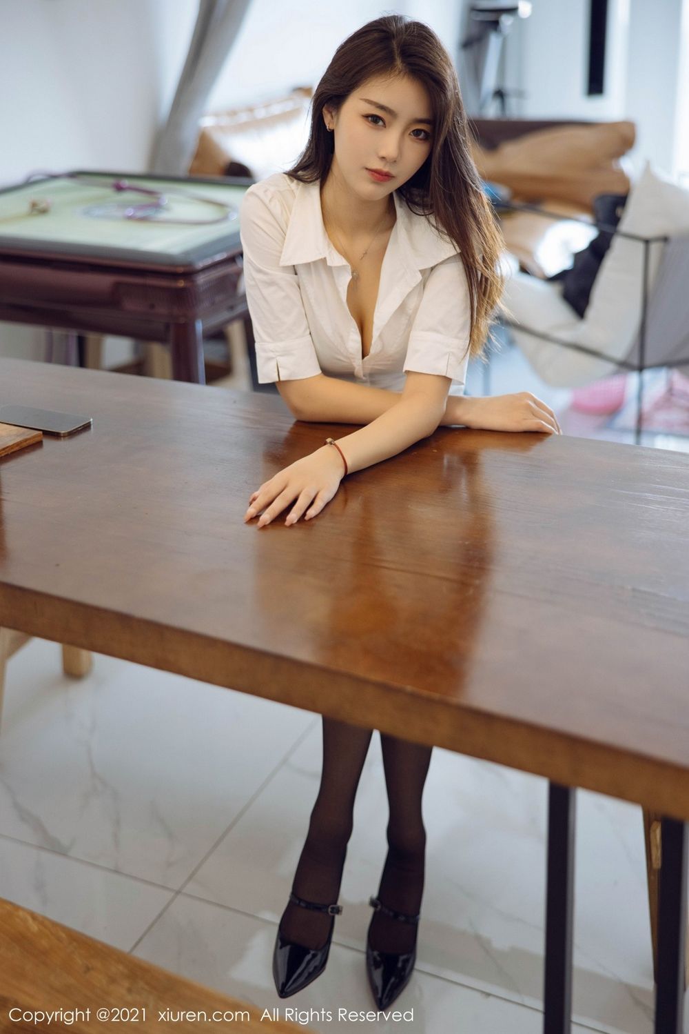 美女模特可乐Vick白衬衫黑丝美腿职场OL系列性感写真