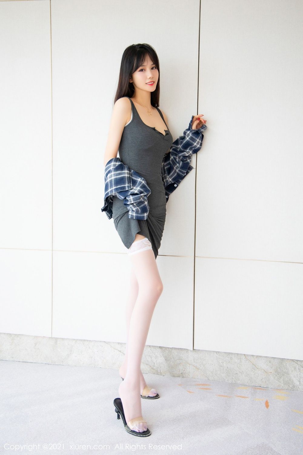 新人模特柚子178紧身吊裙+丝袜美腿曼妙身材性感写真