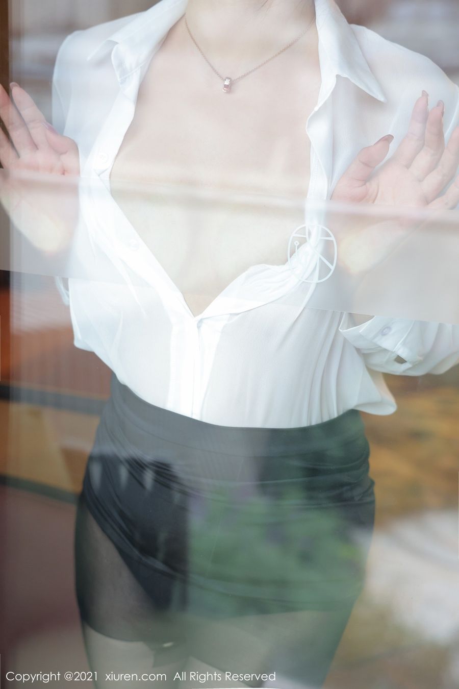 美女模特宥利白衬衫黑丝美腿眼镜秘书OL系列性感写真