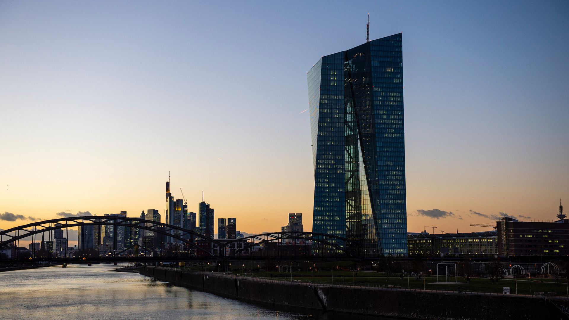欧洲中央银行傍晚夜景高清建筑图片