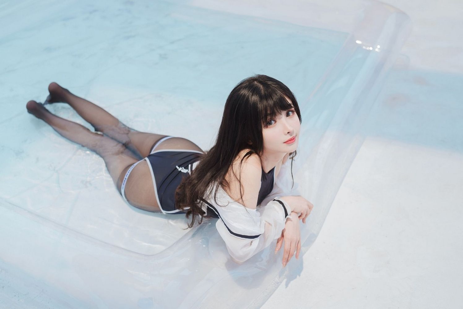 网络美女rioko凉凉子连体泳衣配黑丝裤袜户外泳池性感写真