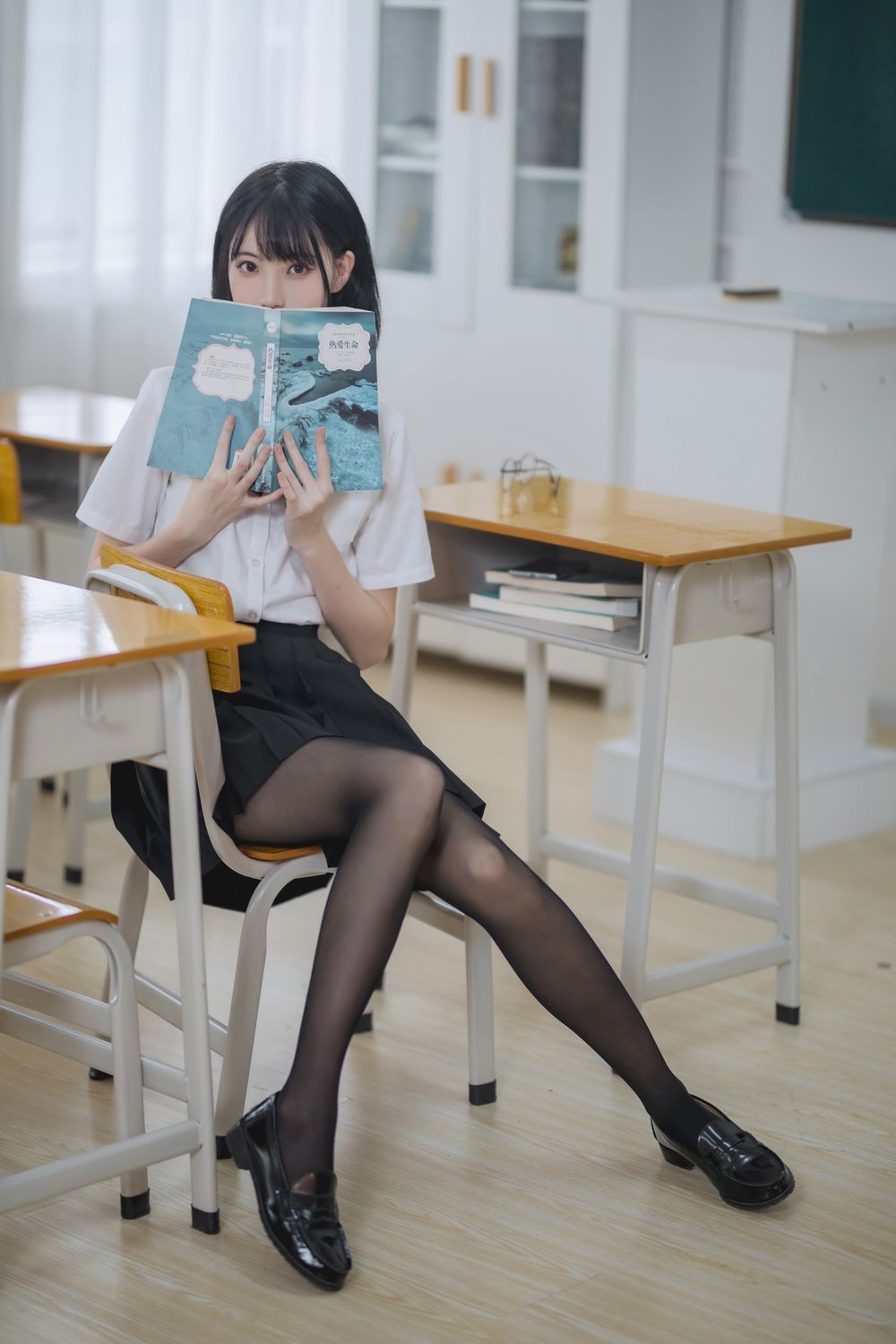 网络美女许岚LAN白衬衫配黑丝美腿JK制服教室场景性感写真