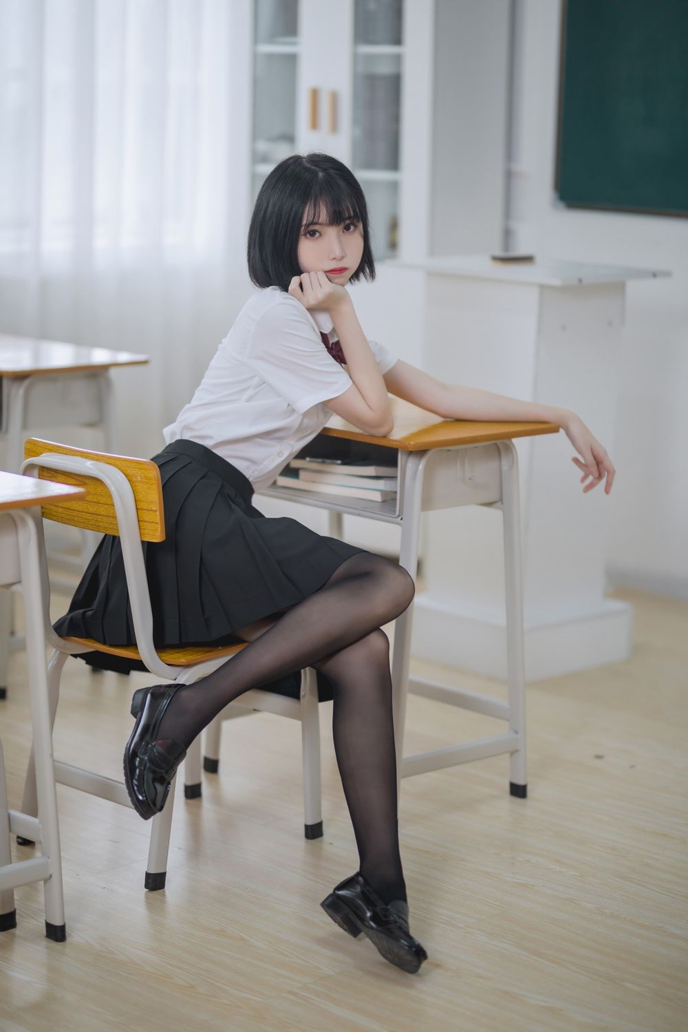 网络美女许岚LAN白衬衫配黑丝美腿JK制服教室场景性感写真