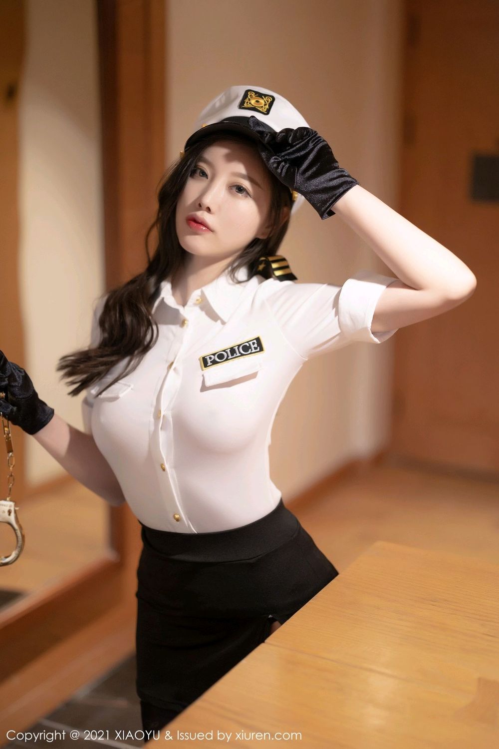 性感女神杨晨晨sugar泰国女警官制服搭配黑丝广西旅拍