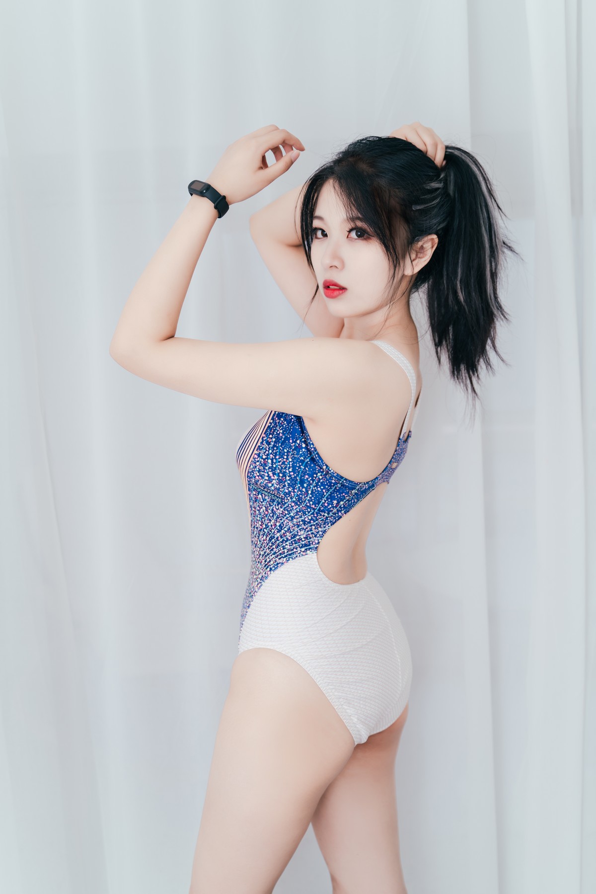 网络美女轩萧学姐连体泳装秀完美身材竞泳主题私房写真