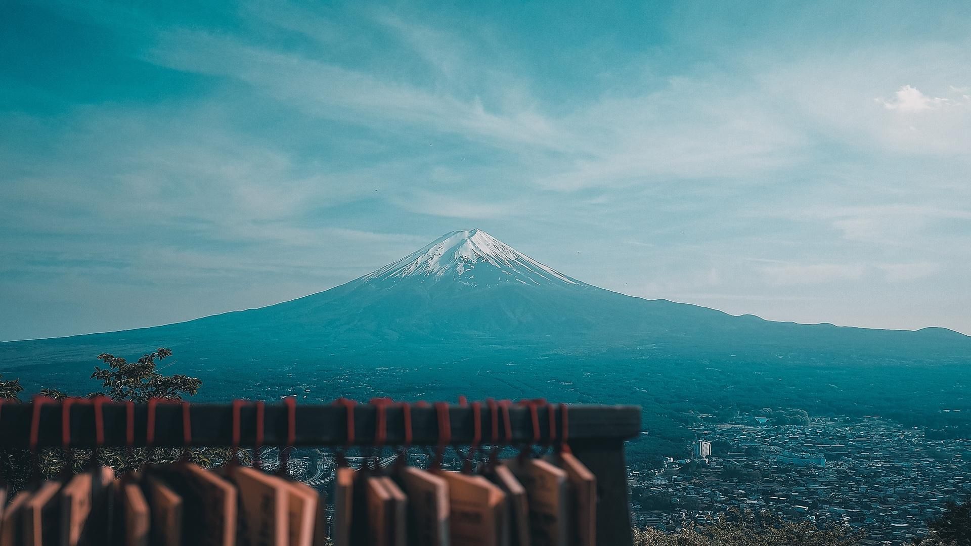 白雪皑皑的富士山搭配蔚蓝天空桌面壁纸