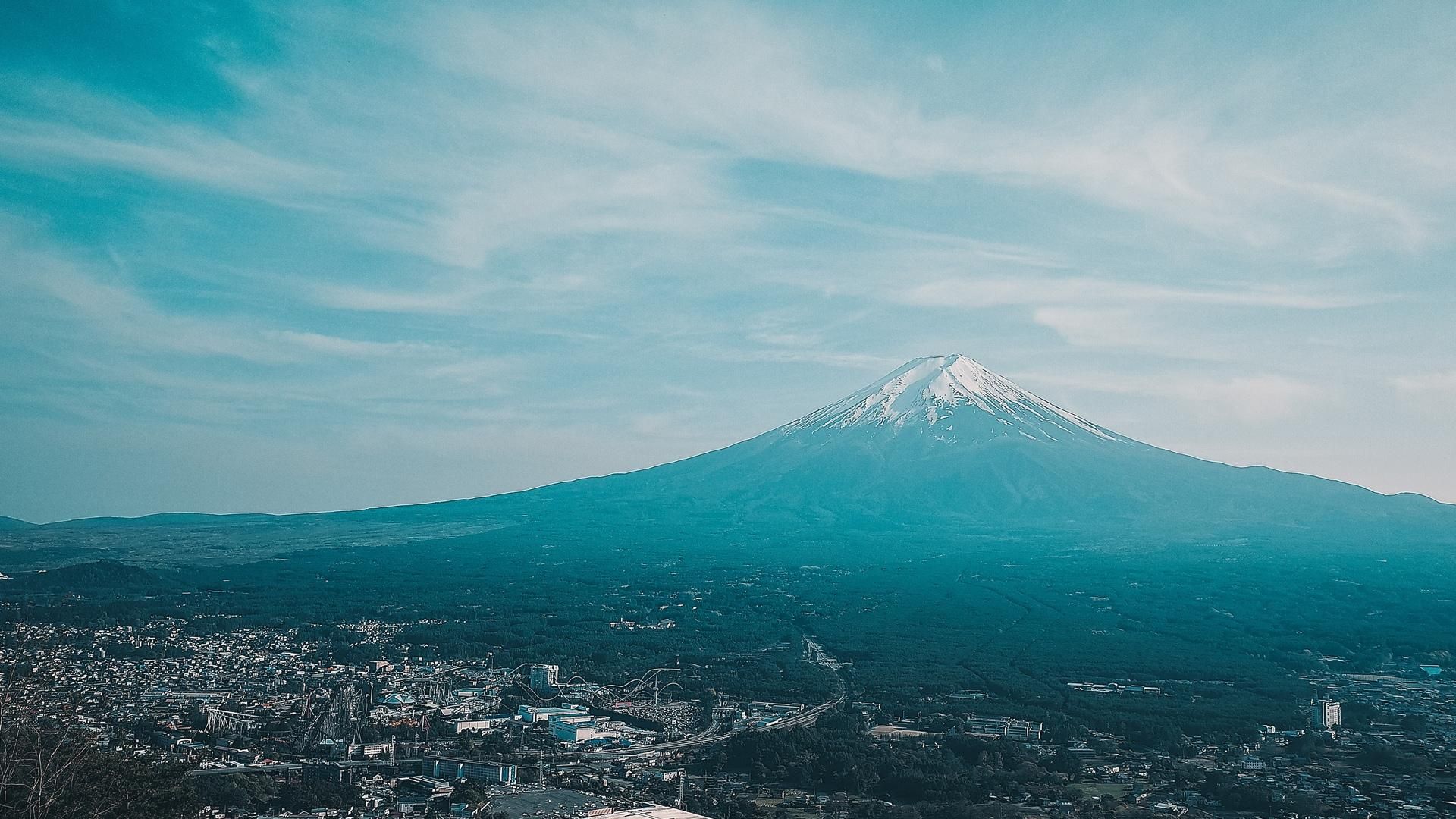 白雪皑皑的富士山搭配蔚蓝天空桌面壁纸