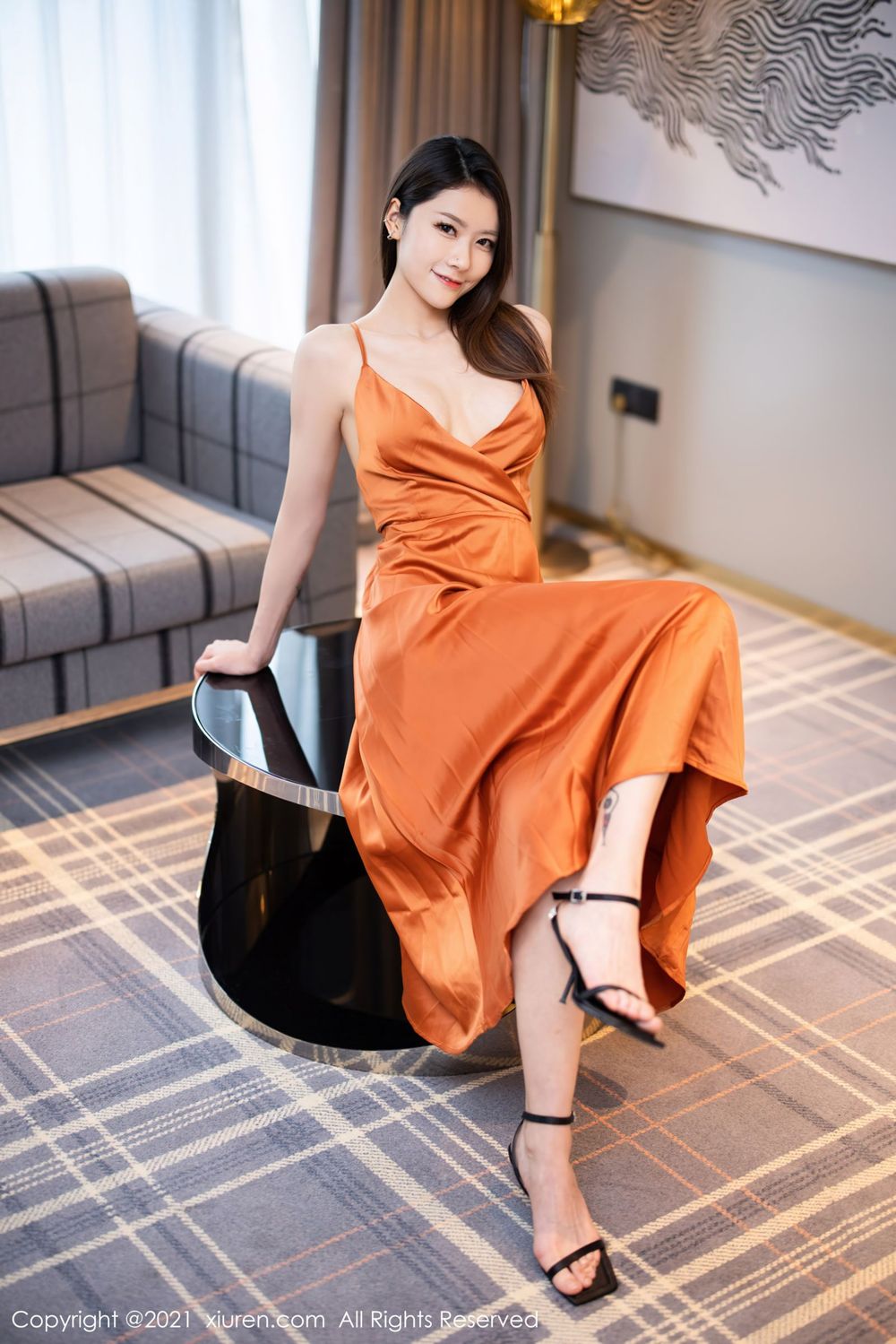 美女模特方子萱橙色深V吊裙高挑身材私房系列写真