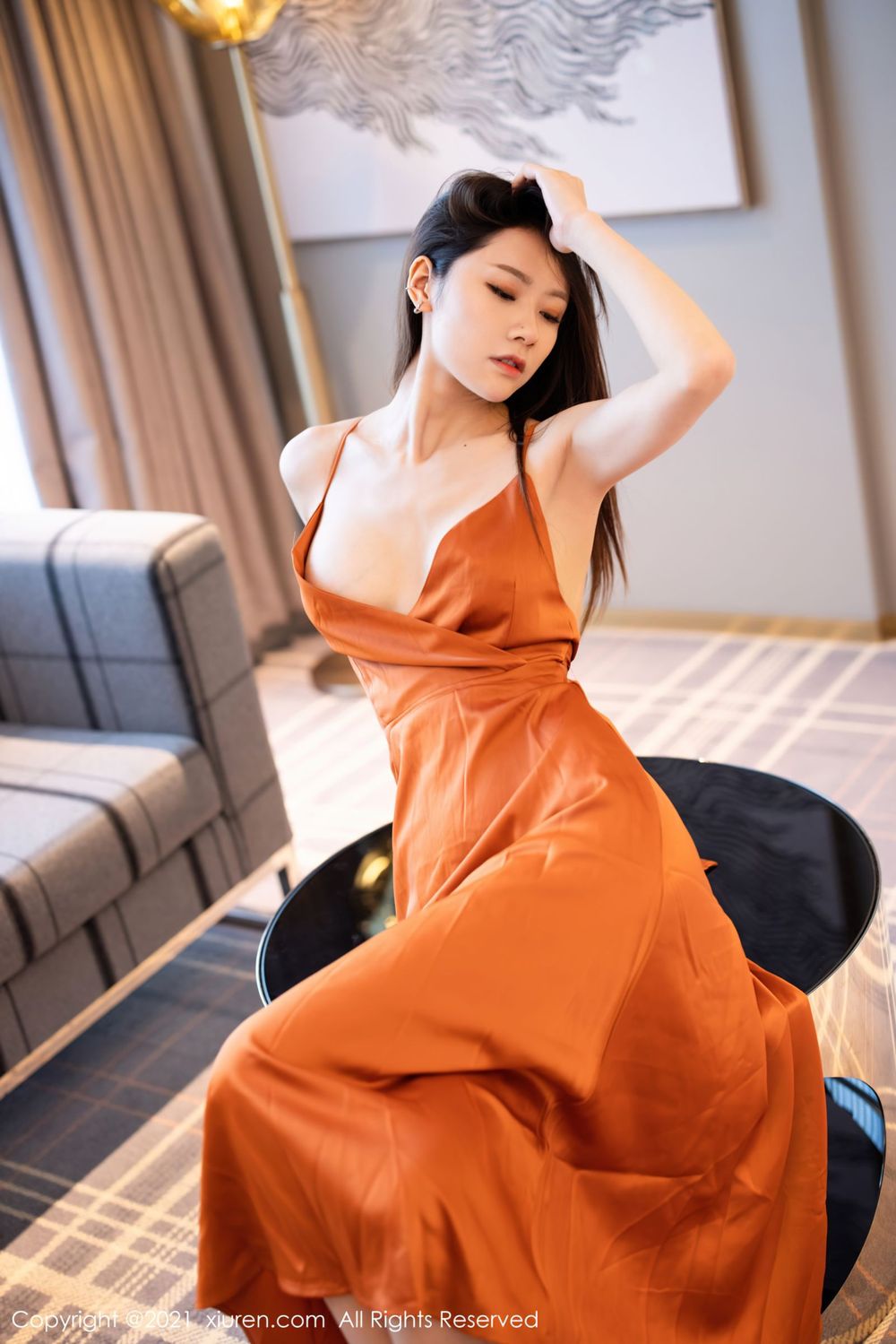 美女模特方子萱橙色深V吊裙高挑身材私房系列写真