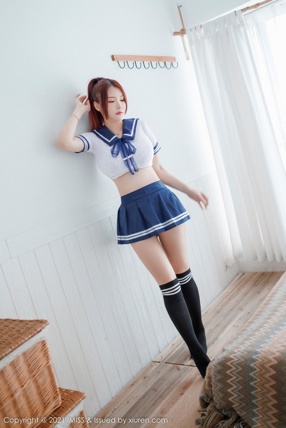 美女模特Evon陈赞之短款白T搭配蓝色超短裙性感写真