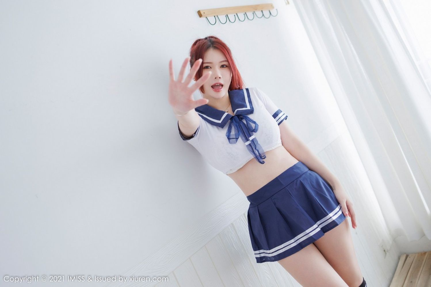 美女模特Evon陈赞之短款白T搭配蓝色超短裙性感写真