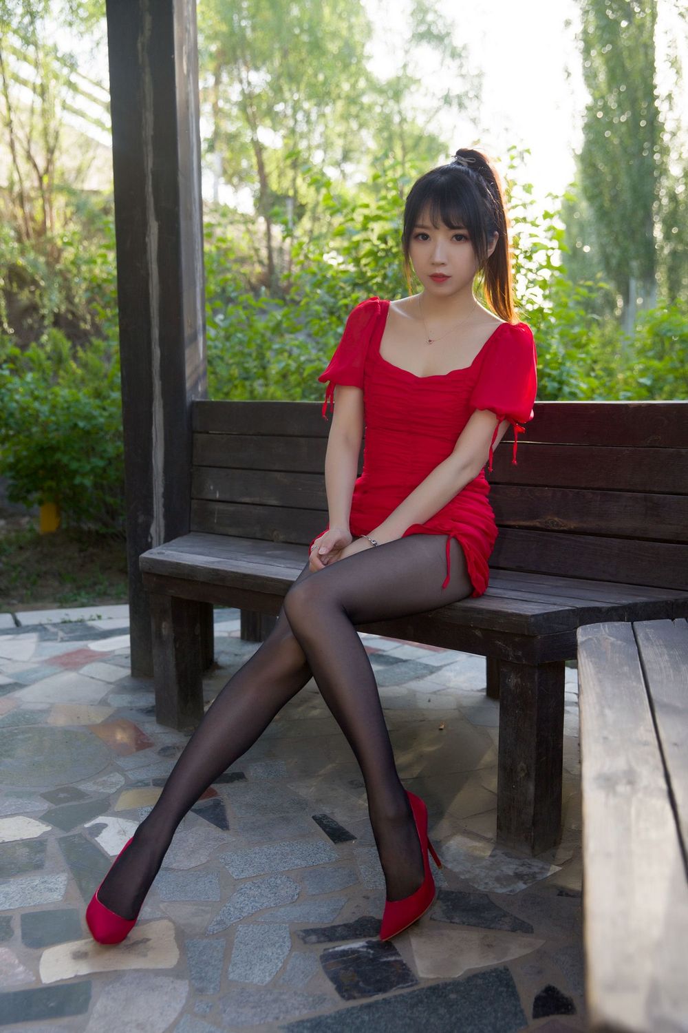斗鱼主播小女巫露娜黑丝美腿低胸小红裙户外系列性感写真