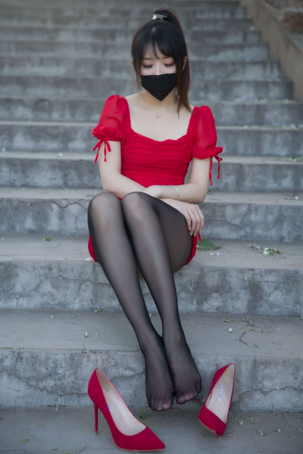 斗鱼主播小女巫露娜黑丝美腿低胸小红裙户外系列性感写真