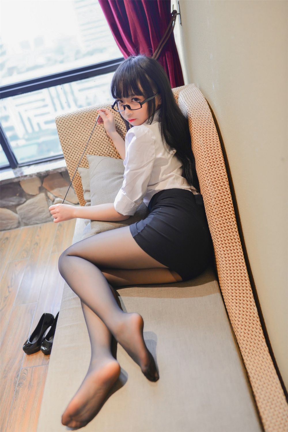 网络美女雪琪SAMA白衬衫黑丝美腿教师OL职场主题迷人写真