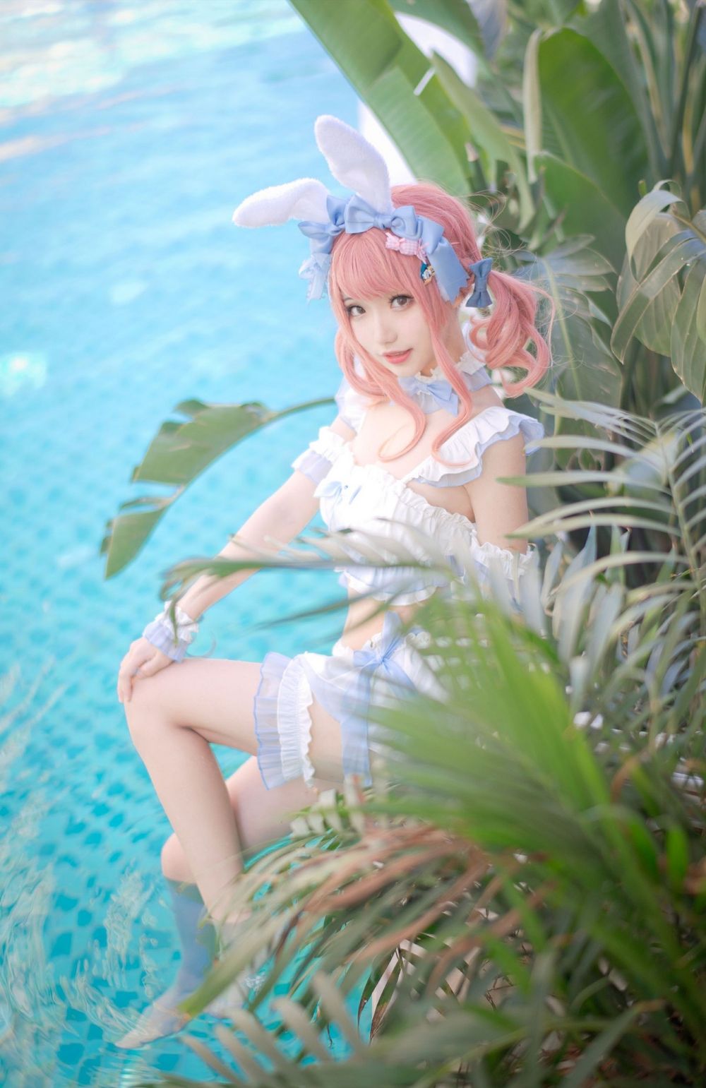 网络美女花柒Hana完美身材夏日甜芯泳装主题泳池系列写真