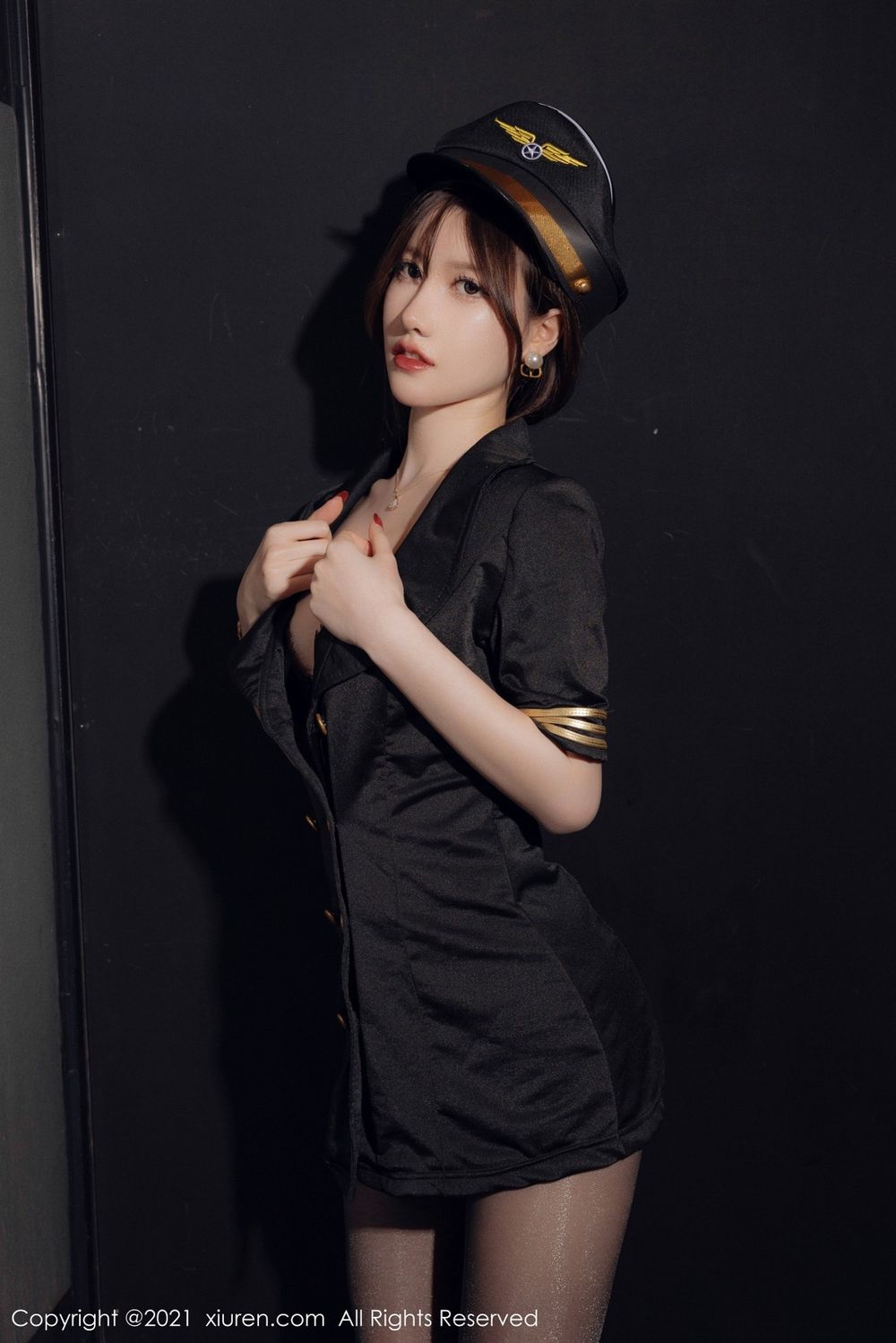 美女模特美桃酱黑色空军制服搭配黑丝系列性感写真