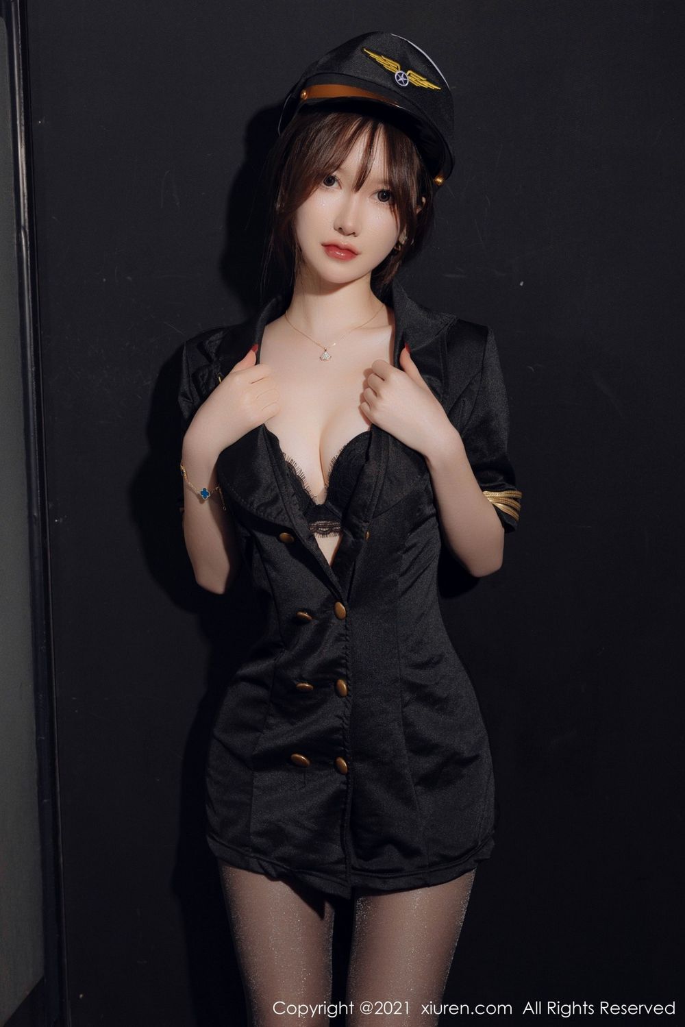 美女模特美桃酱黑色空军制服搭配黑丝系列性感写真