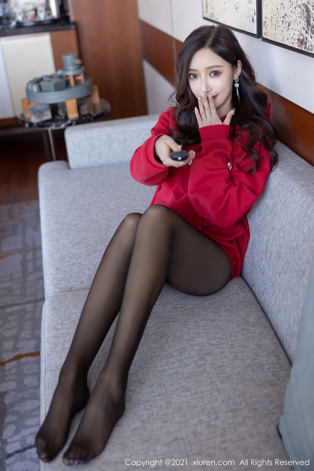 性感女神王馨瑶yanni红色卫衣搭配高跟黑丝系列写真
