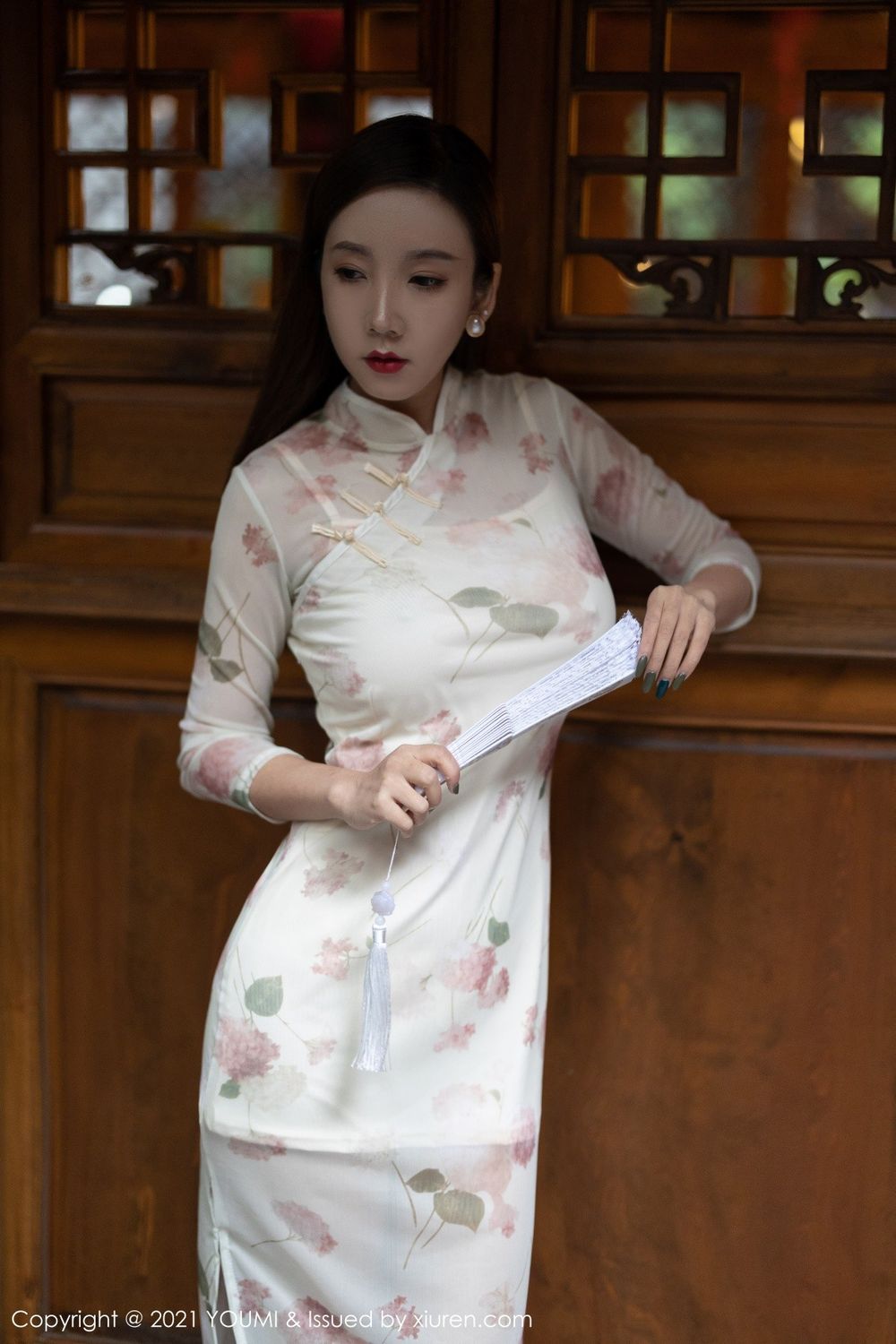 美女模特艾静香淡雅米白色带花纹旗袍系列成都旅拍
