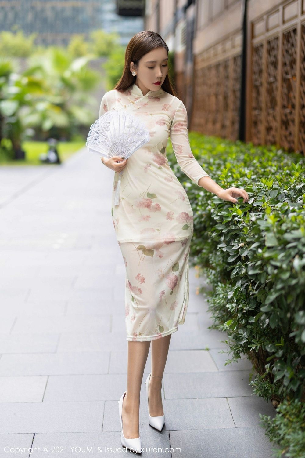 美女模特艾静香淡雅米白色带花纹旗袍系列成都旅拍