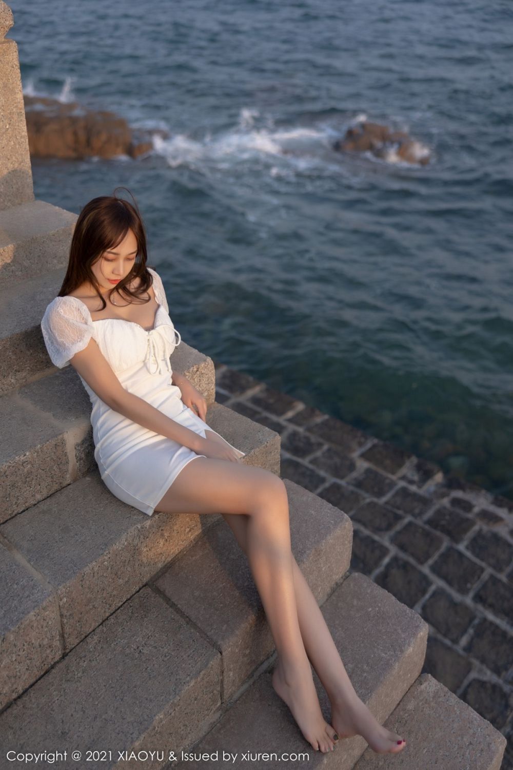 美女模特郑颖姗Bev白色裙子搭配白色丝袜青岛旅拍