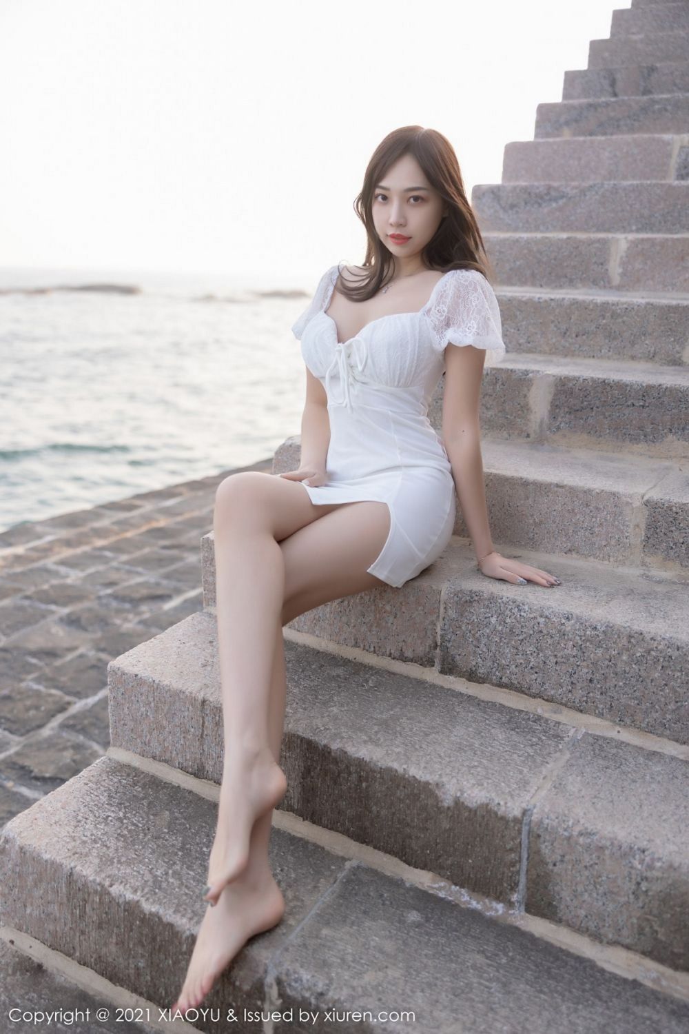 美女模特郑颖姗Bev白色裙子搭配白色丝袜青岛旅拍