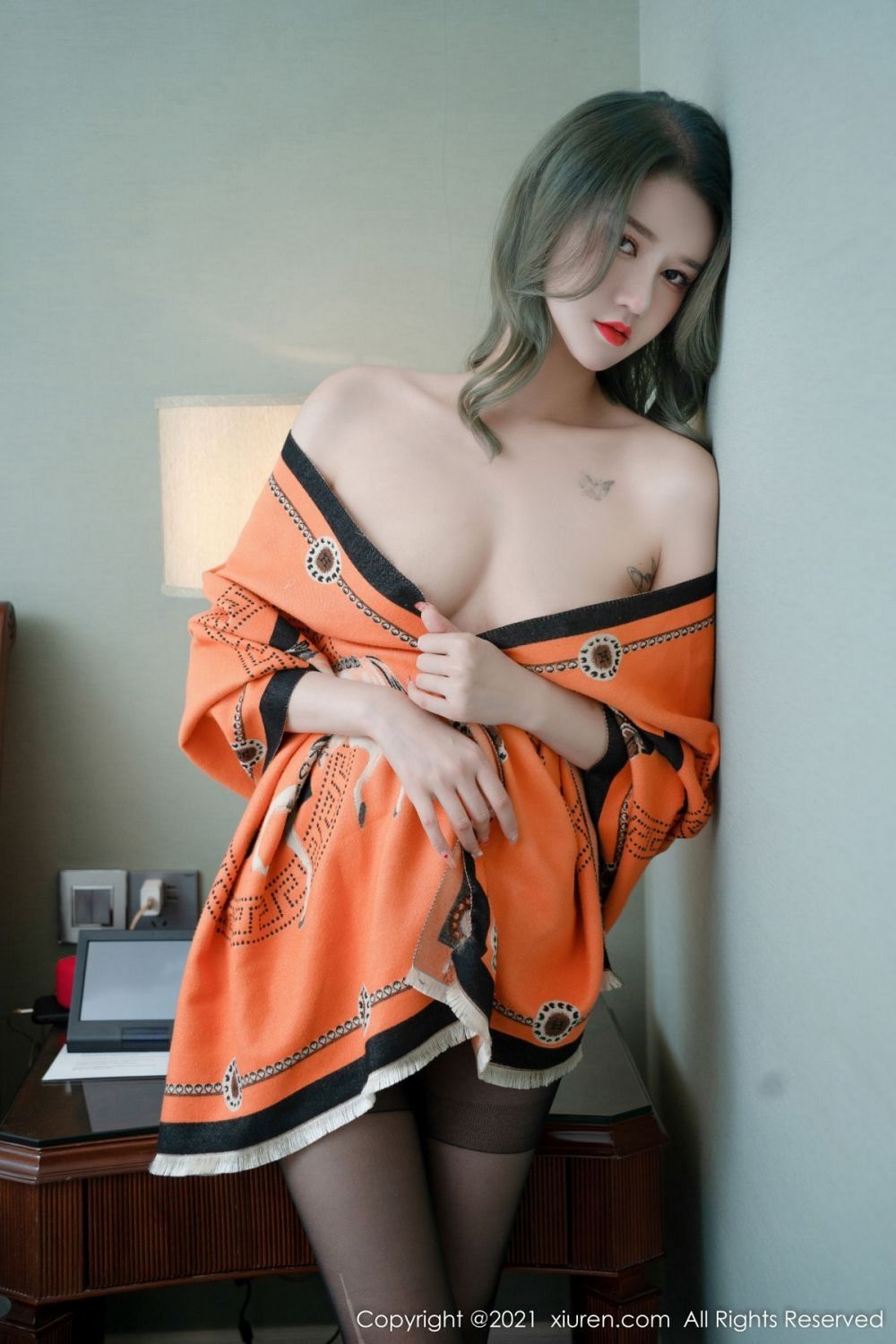 美女模特文芮jeninfer橙色披风黑丝圣诞主题性感写真