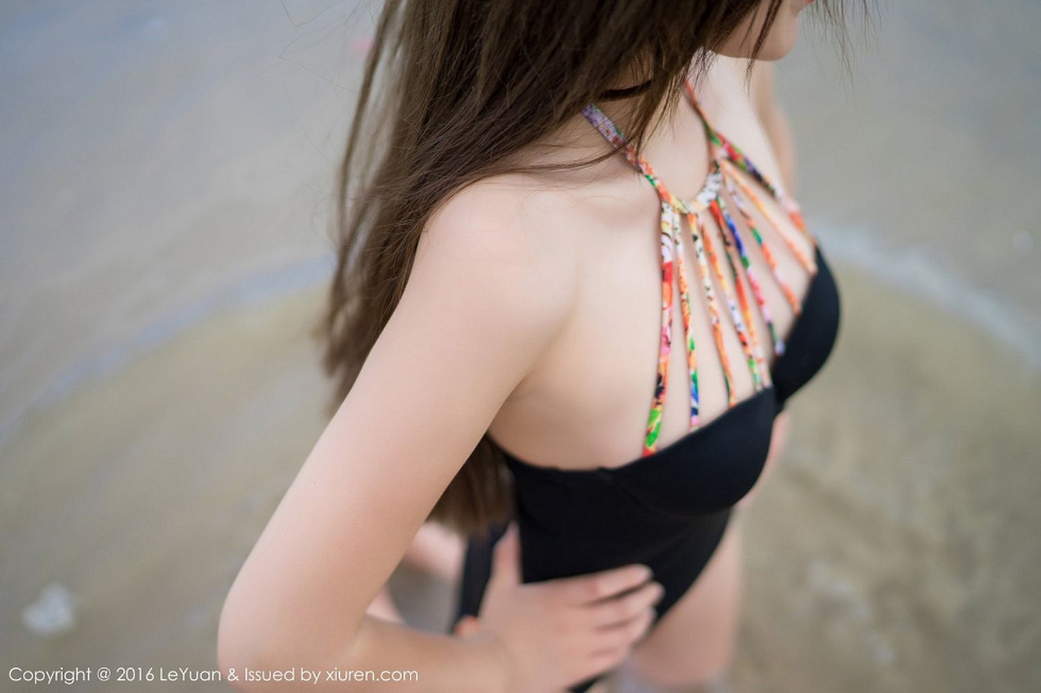 新人模特冷不丁海边沙滩黑长直泳装系列首套写真